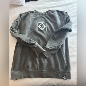 M22 crewneck